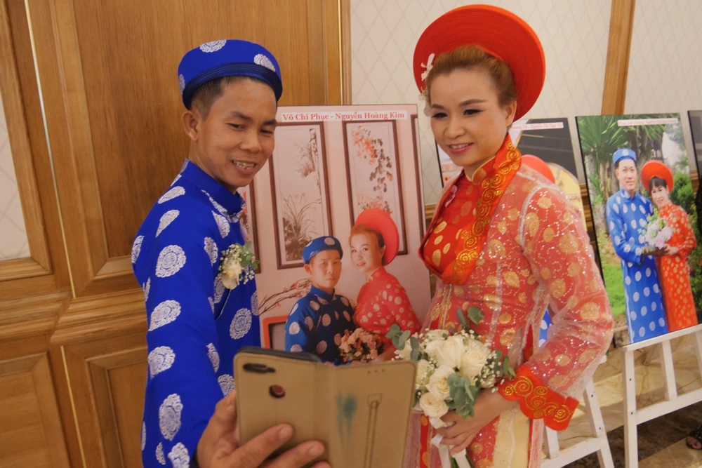 Sau khi diễu hành, các cặp đôi di chuyển đến Trung tâm Hội nghị tiệc cưới Long Biên Palace (quận Gò Vấp, TP.HCM) để làm lễ.