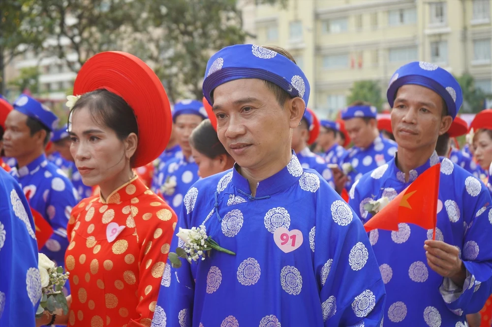 Anh Nguyễn Hoàng Duy, ngụ tỉnh Bến Tre chia sẻ: "Tôi và vợ quen nhau hơn 2 năm, do hoàn cảnh khó khăn nên không dám nghĩ đến việc có được một đám cưới. Nay được Trung tâm hỗ trợ Thanh niên Công nhân TP.HCM hỗ trợ tổ chức đám cưới tập thể thế này, tôi cảm thấy rất xúc động và hạnh phúc".