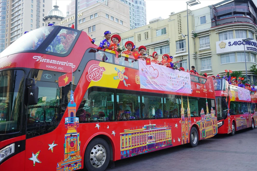 Sau khi dâng hoa, các cặp đôi lên xe buýt hai tầng, diễu hành qua các tuyến đường của trung tâm thành phố.