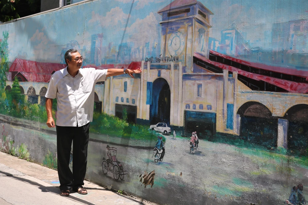 Ông Lý Thành Hưng, ngụ phường 11, quận Phú Nhuận, TP.HCM cho biết: "Người dân khu phố đã cùng nhau quyên góp, tạo kinh phí để vẽ bức tường mang hình ảnh chợ Bến Thành. Trước đó xấu xí bao nhiêu, giờ ai cũng vui vì hình ảnh khu phố đẹp hơn".