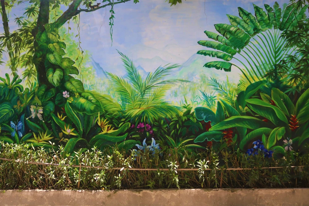 Từ điểm tập kết rác tự phát, người dân khu phố đã vẽ tranh và trồng bồn hoa để tránh việc vứt rác bừa bãi.