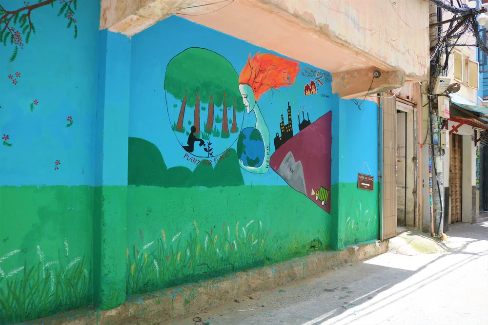 Những bức tường đầy màu sắc đã tạo nên một không gian đô thị tươi mới, góp phần tô điểm cho cuộc sống người dân ngày càng văn minh, hiện đại, nghĩa tình.