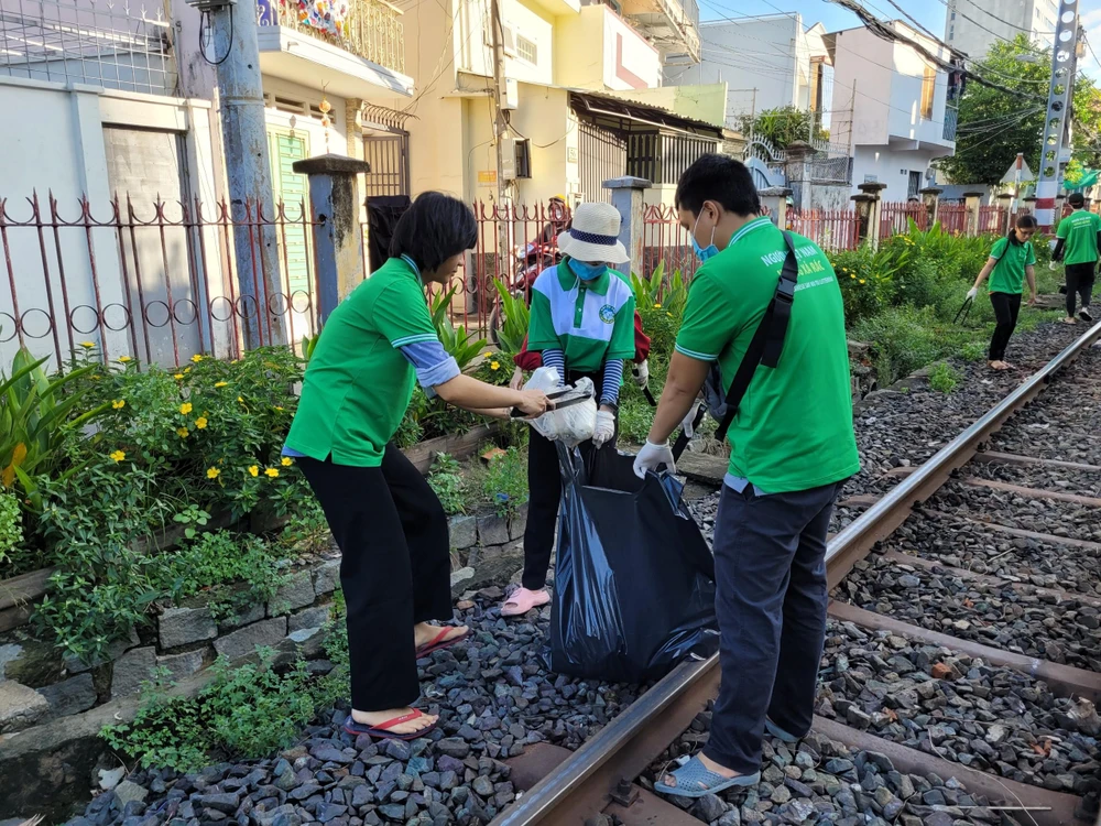 Người dân cùng thu gom rác, dọn vệ sinh tại tuyến đường sắt.