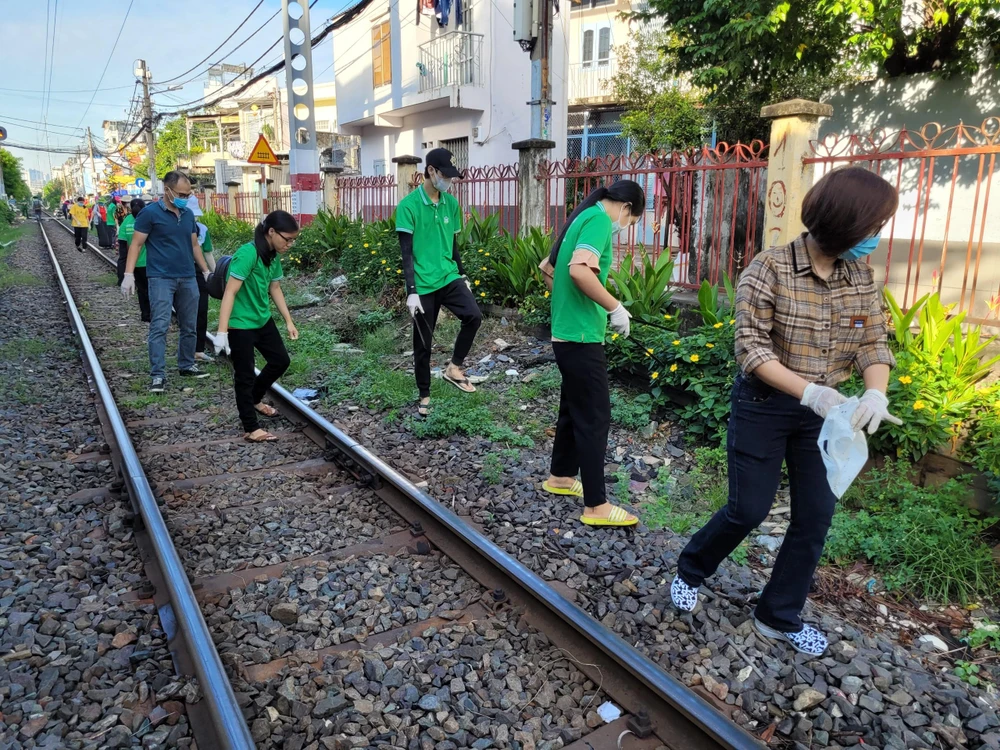 Sáng 8-10, nhiều người dân hẹn cùng nhau ra tuyến đường sắt để tiếp tục kiểm tra vệ sinh và mảng xanh