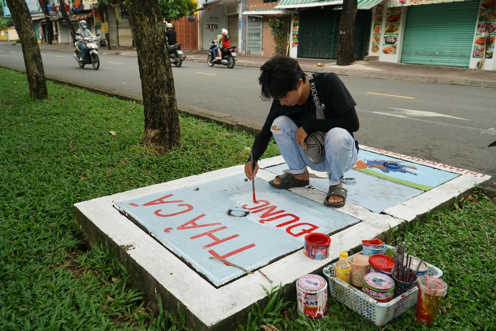 Là người tham dự hội thi, anh Phạm Đình Hải Quân, ngụ quận Bình Thạnh, TP.HCM cho biết: “Từ trước đến giờ vẽ rất nhiều nơi nhưng tôi chưa từng vẽ ở nắp cống bao giờ. Tôi thấy thật sự thú vị và ý nghĩa, chọn nơi đây là địa điểm rất hay vì người dân thường tập thể dục ở khu vực này nên sẽ giúp việc tuyên truyền được nhanh hơn.”