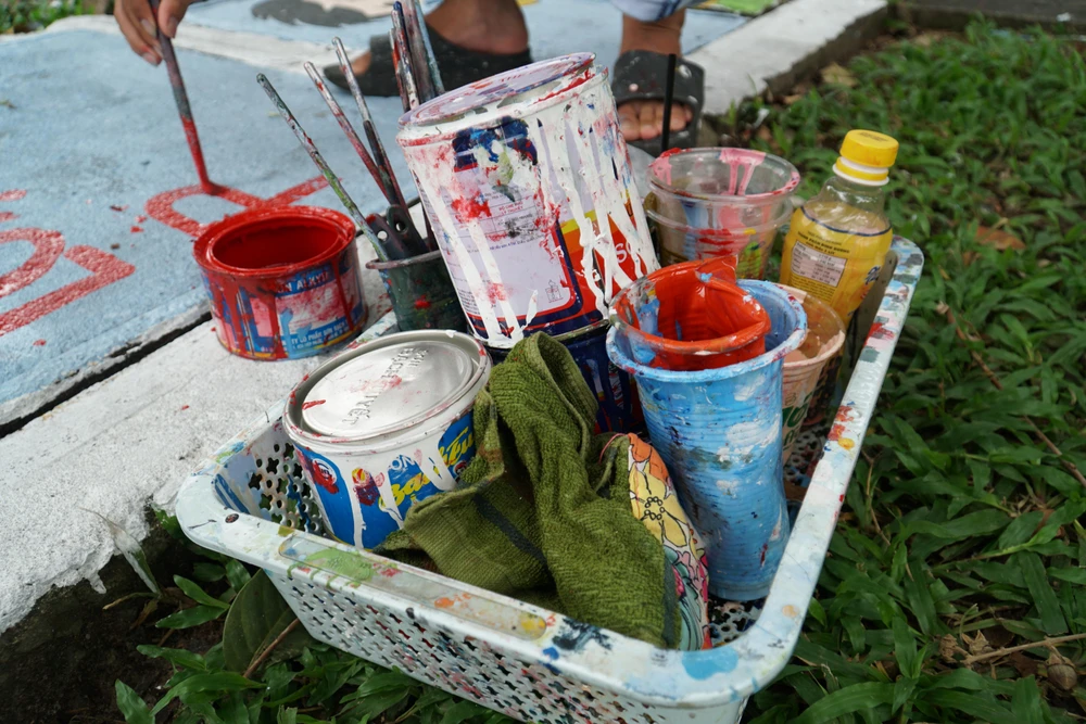 Dụng cụ để vẽ chỉ đơn giản là cọ và nước sơn. Nước sơn được dùng loại nhanh khô để khi trời mưa không ảnh hưởng nhiều đến chất lượng hình ảnh trên tranh.