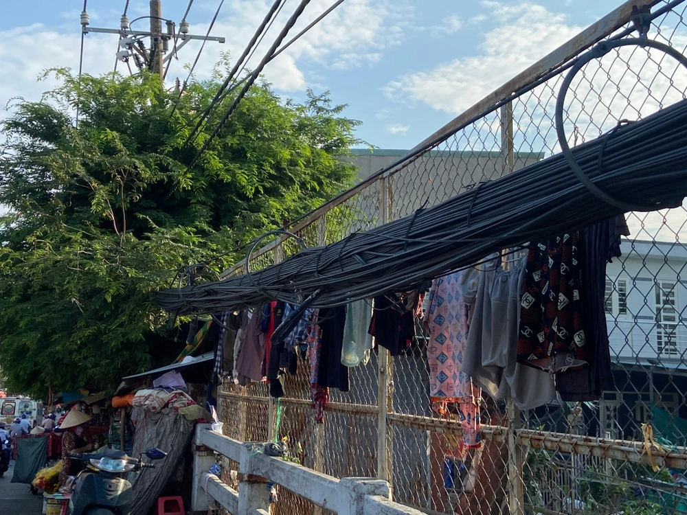 Theo người dân tại đây, việc phơi quần áo như thế đã diễn ra từ lâu. Ảnh: