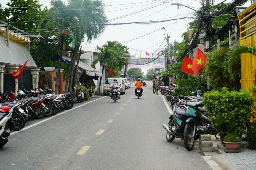 Hẻm 300 Nguyễn Văn Linh sau khi mở rộng đã khang trang hơn. Ảnh: HUỲNH THƠ