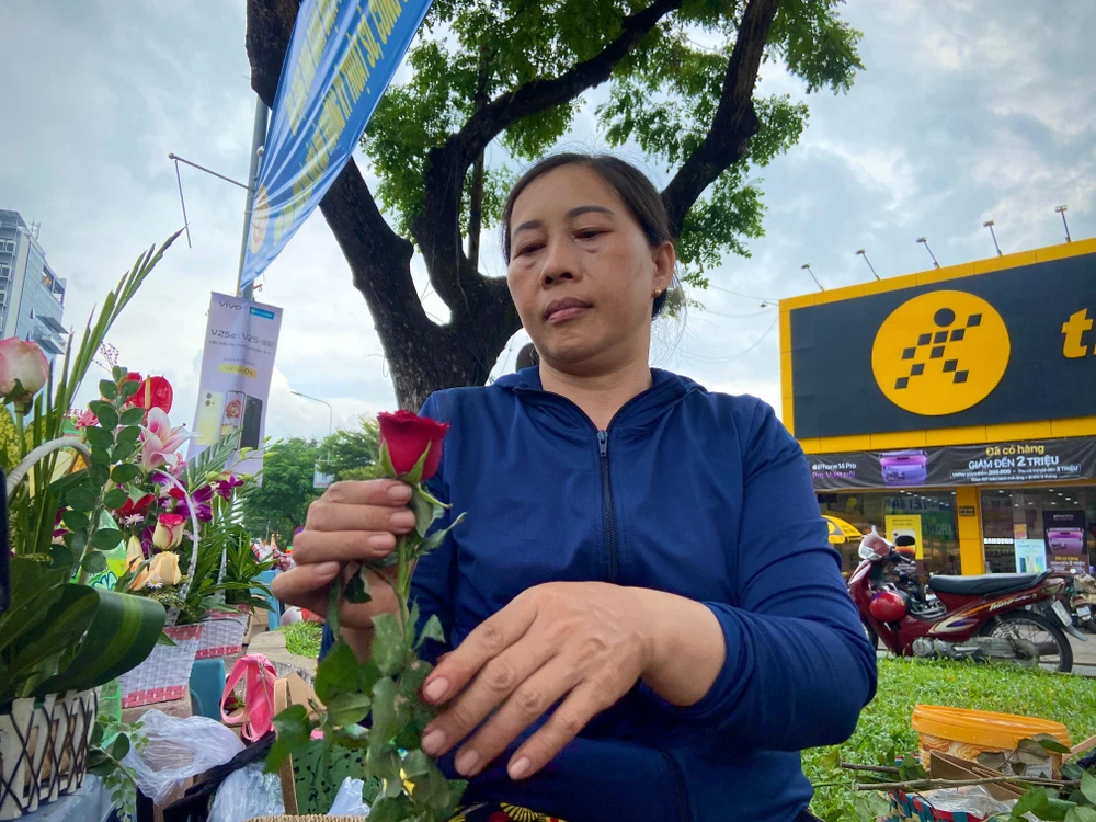 Chị Nguyễn Thị Điệp, ngụ quận Gò Vấp, TP.HCM cho biết: "Tôi bán ở đây được 23 năm rồi, cứ dịp lễ là ra bán. Mà năm rồi 20-10 là lúc dịch bệnh không bán được cũng buồn, năm nay được bán lại vui lắm. Hôm qua giờ bán cũng ít vì trời mưa, cũng mong là tối nay với ngày mai bán được nhiều". Ảnh: HUỲNH THƠ