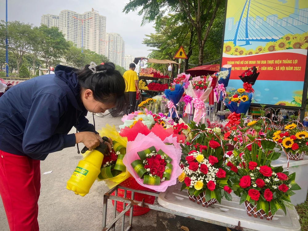 Nhộn nhịp hoa tươi trước ngày Phụ nữ Việt Nam ảnh 3