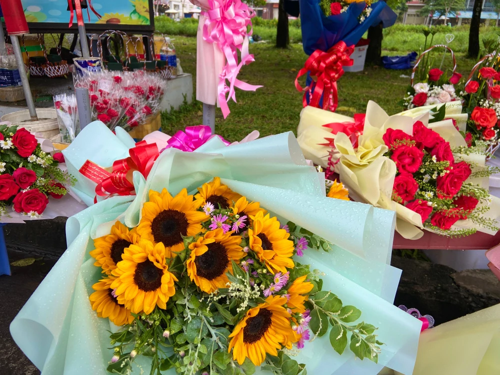 Theo các tiểu thương tại đây hoa chủ yếu được nhập từ Đà Lạt về. Ảnh: HUỲNH THƠ