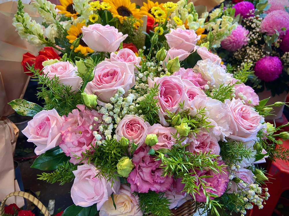 Được biết, hoa năm giá bán lẻ giao động từ 15.000 đến 30.000 đồng một cành, tuỳ loại hoa. Còn hoa bó, hoa giỏ sẽ giao động từ 200.000 đồng đến vài triệu đồng tuỳ vào kiểu mẫu, kích cỡ và số lượng. Ảnh: HUỲNH THƠ