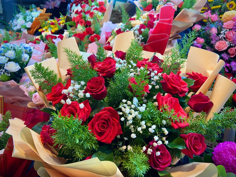 Hoa hồng đỏ luôn là loại hoa được khách hàng chọn nhiều nhất tại các địa điểm bán bởi mang ý nghĩa ngọt ngào và lãng mạn. Ảnh: HUỲNH THƠ