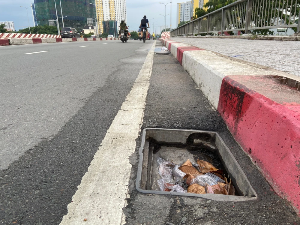 Miệng hố khá to, rất nguy hiểm. Ảnh: HUỲNH THƠ