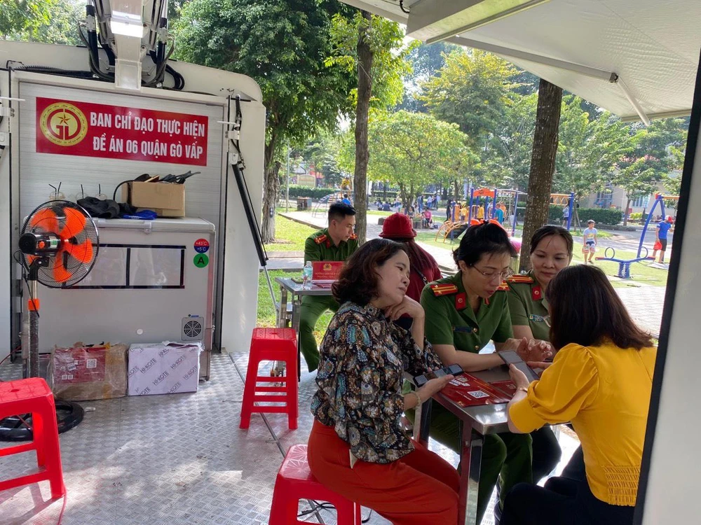 Nhiều người dân háo hức đến tạo tài khoản tại xe lưu động. Ảnh: HUỲNH THƠ