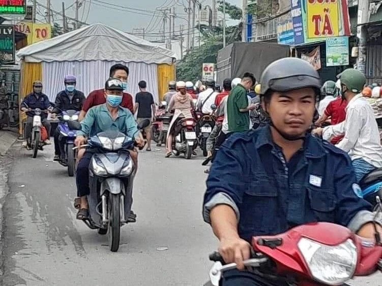 Rạp cưới lấn chiếm gần 2/3 lòng đường. Ảnh: từ MXH