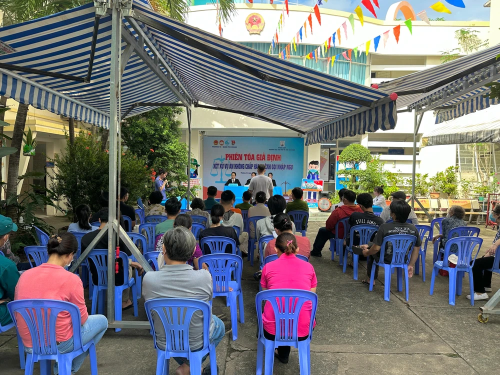 Phiên toà diễn ra với sự kết hợp của các sinh viên khoa Luật, trường đại học Mở TP.HCM. Ảnh: HUỲNH THƠ Phiên toà diễn ra với sự kết hợp của các sinh viên khoa Luật, trường đại học Mở TP.HCM. Ảnh: HUỲNH THƠ