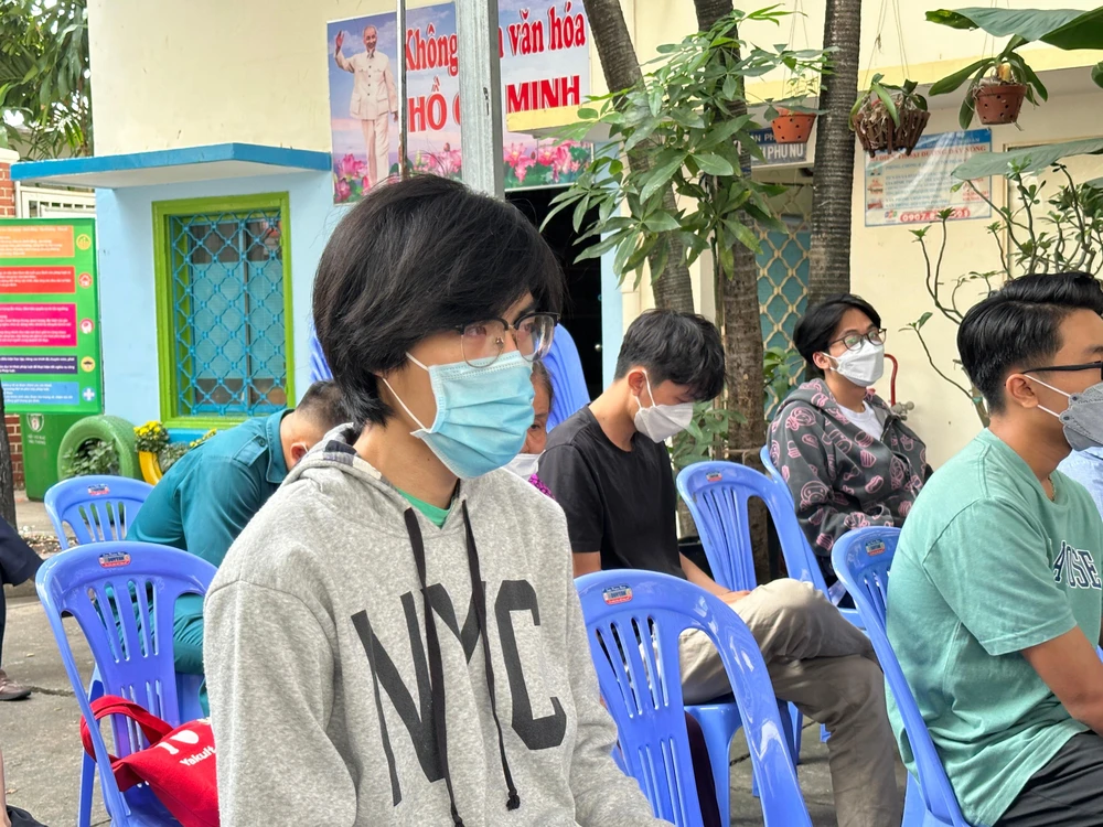 Bạn Đặng Minh Khang (21 tuổi) lắng nghe việc chấp hành quy định pháp luật về nghĩa vụ quân sự năm 2023. Khang cho biết: "Tôi cảm thấy phiên toà giả định thật ý nghĩa, giúp tôi nắm rõ các quy định, đặc biệt là các chế tài khi không chấp hành nghĩa vụ quân sự". Ảnh: HUỲNH THƠ Bạn Đặng Minh Khang (21 tuổi) lắng nghe việc chấp hành quy định pháp luật về nghĩa vụ quân sự năm 2023. Khang cho biết: "Tôi cảm thấy phiên toà giả định thật ý nghĩa, giúp tôi nắm rõ các quy định, đặc biệt là các chế tài khi không chấp hành nghĩa vụ quân sự". Ảnh: HUỲNH THƠ