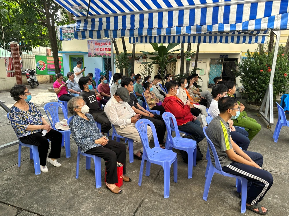 Thanh niên trong độ tuổi nghĩa vụ quân sự và người dân ở phường xem diễn biến phiên toà. Ảnh: HUỲNH THƠ độ tuổi nghĩa vụ quân sự