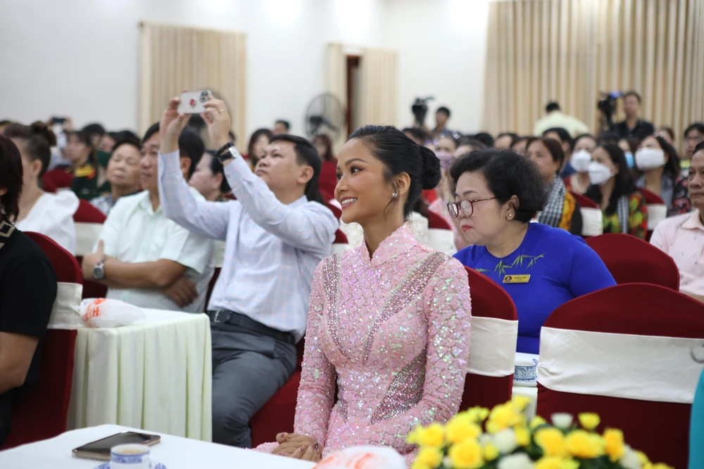 Hoa hậu H’Hen Niê góp mặt tại buổi lễ sáng nay. Ảnh: HUỲNH THƠ