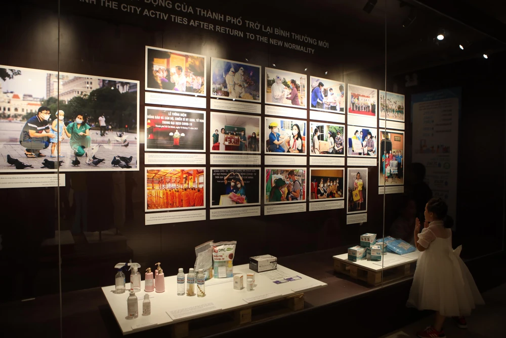 Các tác phẩm ảnh đạt giải trong cuộc thi với chủ đề “Những đoá hồng nơi tuyến đầu phòng, chống dịch bệnh COVID-19 tại TP.HCM” do Bảo tàng Phụ nữ Nam Bộ tổ chức cũng được xuất hiện.