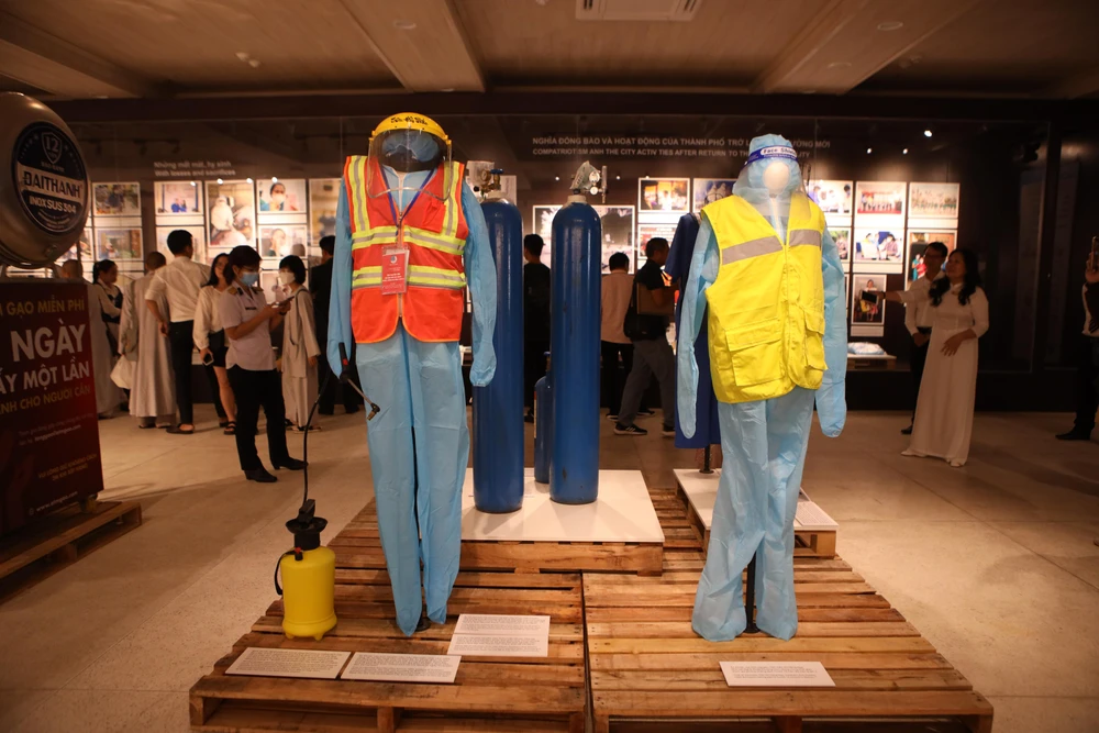 Áo khoác của tình nguyện viên (TNV) Trần Văn Hiếu (trái) mặc trong suốt thời gian tham gia phòng chống dịch COVID-19 tại phường Bình Thọ, TP Thủ Đức từ ngày 31-9 đến ngày 4-10-2021. Áo khoác của TNV Trần Thị Hằng Nga dùng trong thời gian tham gia phòng chống dịch COVID-19 trên địa bàn quận 7...