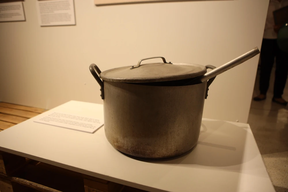 Nồi và vá của bếp từ thiện Hoa Sala, quận Bình Thạnh dùng nấu thức ăn cho các y bác sĩ bệnh viện dã chiến điều trị bệnh nhân bị COVID-19 và một số bệnh viện khác như: Bệnh viện số 6, Bệnh viện Từ Dũ...