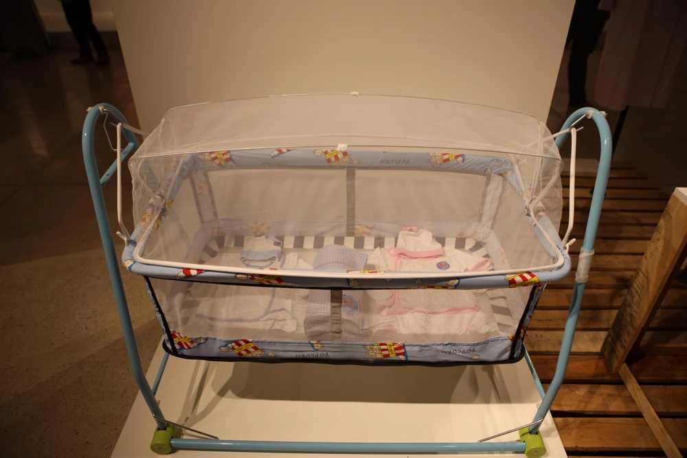 Nôi tự động bên trong có bộ đồ trẻ sơ sinh và khăn được Bệnh viện Hùng Vương TP.HCM mua về để sử dụng cho các bé sơ sinh có mẹ bị nhiễm COVID-19 nằm tại Trung tâm H.O.P.E, đặt tại Trường Mầm non Họa Mi 2 (quận 5) trong giai đoạn chưa có gia đình đón về.