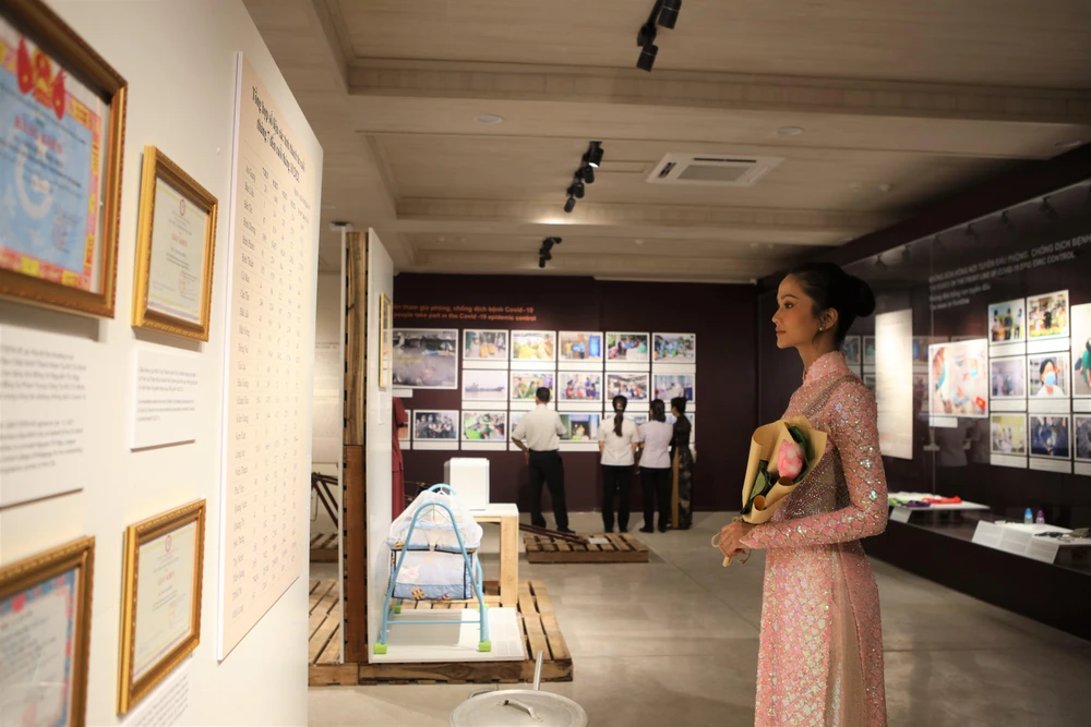 Hoa hậu H’Hen Niê ngắm nhìn các mẫu vật tại bảo tàng.