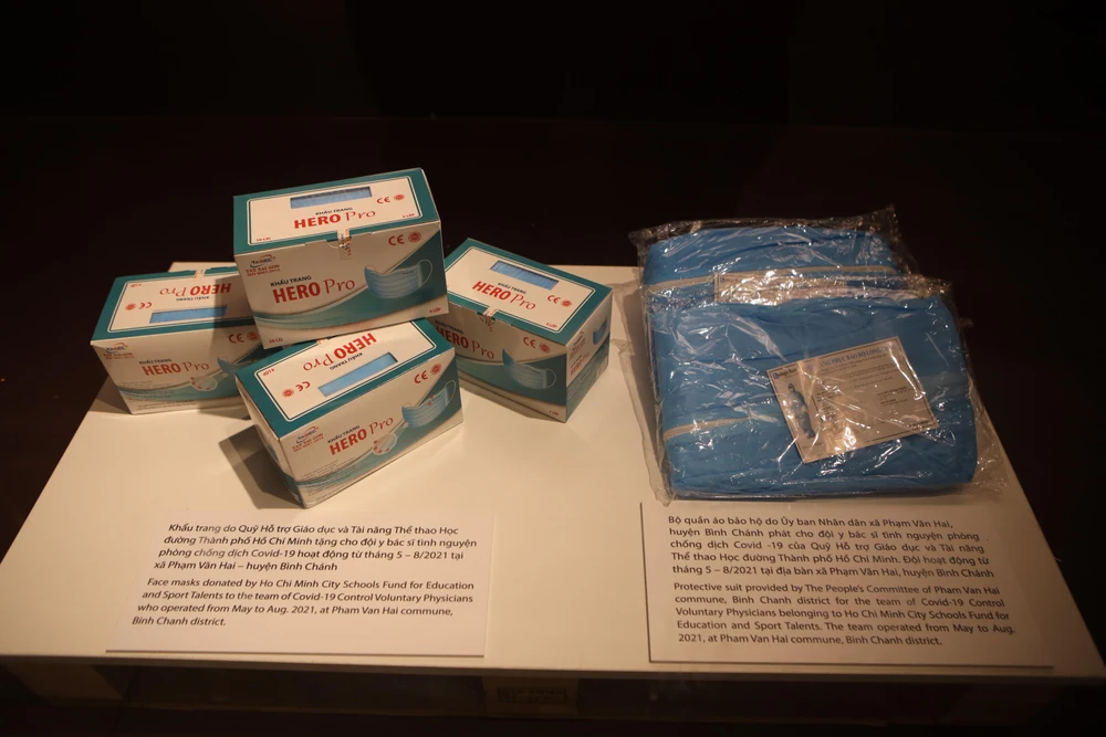 Khẩu trang và đồ bảo hộ do Quỹ Hỗ trợ Giáo dục và Tài năng Thể thao Học đường TP.HCM tặng cho đội y bác sĩ tình nguyện phòng chống dịch COVID-19 hoạt động từ tháng 5 đến tháng 8 năm 2021 tại xã Phạm Văn Hai, huyện Bình Chánh.