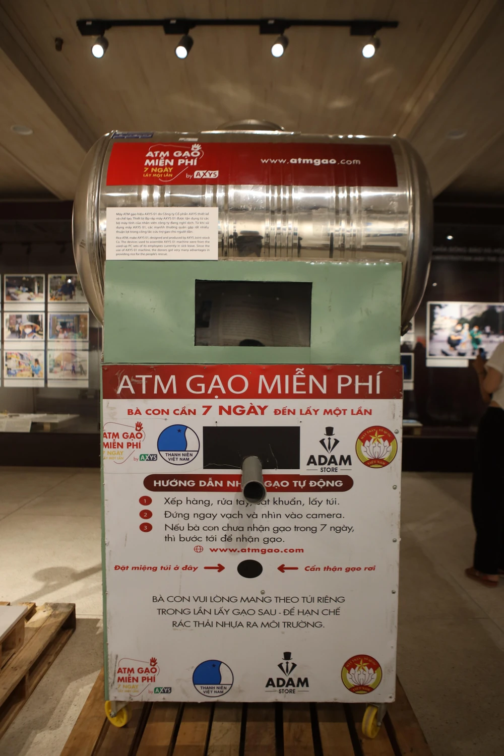 Máy ATM gạo do Công ty cổ phần AXYS thiết kế và chế tạo. Thiết bị lắp ráp được tận dụng từ các bộ máy tính của nhân viên đang nghỉ dịch. Từ khi sử dụng máy các mạnh thường quân gặp nhiều thuận lợi trong công tác cứu trợ gạo cho người dân.