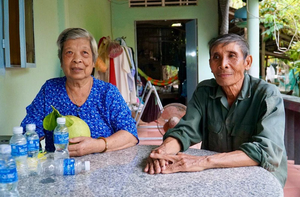 Vợ chồng ông Đặng Hoàng Du và bà Nguyễn Minh Nguyệt, hàng xóm của gia đình cố Thủ tướng Võ Văn Kiệt Ảnh: BẢO PHƯƠNG