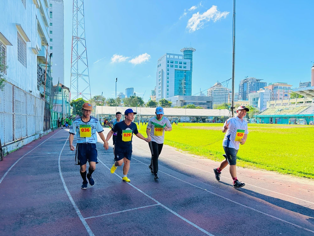 Các thí sinh khuyết tật gặp khó khăn trong việc tham gia sẽ được đồng đội hỗ trợ hoàn thành phần thi. Ảnh: HUỲNH THƠ