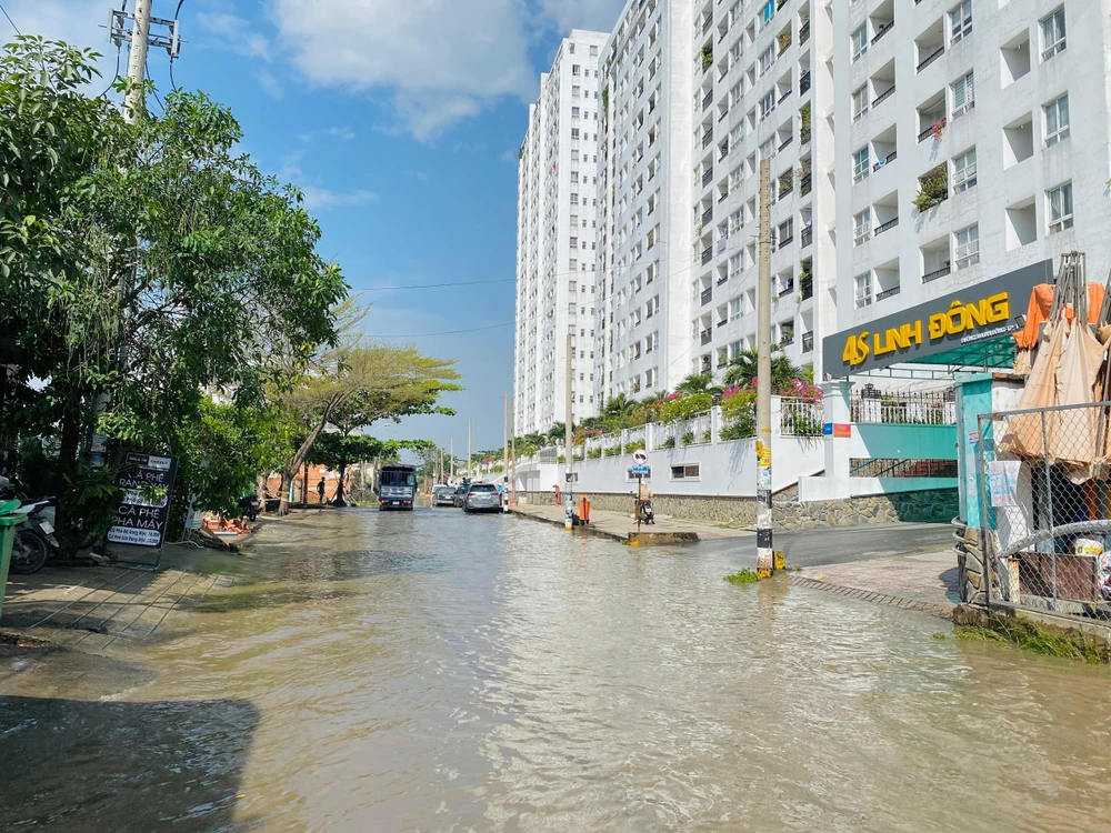 Phía trước chung cư 4S Linh Đông, phường Linh Đông, TP Thủ Đức trưa nay. Ảnh: HUỲNH THƠ