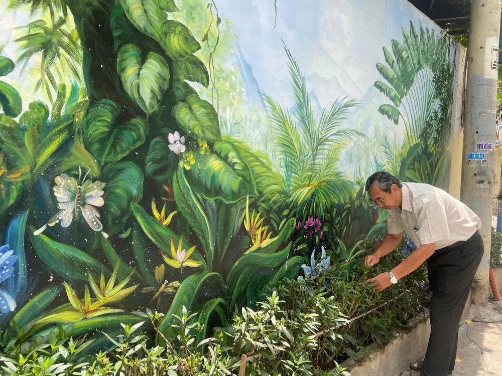 Bức tranh thiên nhiên được vẽ tại hẻm 145 Nguyễn Đình Chính, quận Phú Nhuận, TP.HCM. Ảnh: HUỲNH THƠ