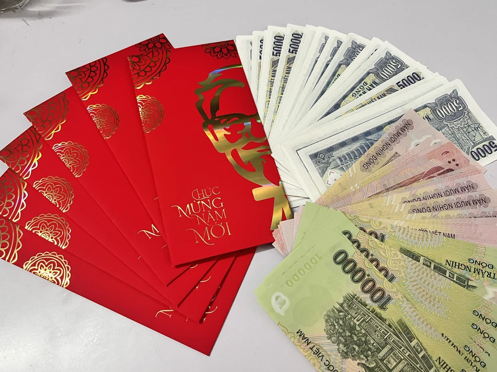 Theo lệ tiền sẽ được bỏ vào bao đỏ, vàng để thể hiện tài lộc, may mắn. Ảnh: HUỲNH THƠ