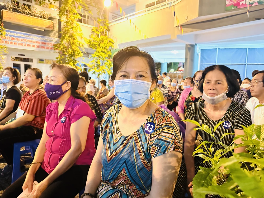 Bà Ngô Thị Ngọc Hiếu, ngụ phường 11, quận Phú Nhuận, TP.HCM cho biết: "Vui lắm khi được nhận quà, phần quà rất ý nghĩa và thiết thực. Rất cảm ơn UBND phường đã luôn quan tâm đến người dân không chỉ là dịp Tết". Ảnh: HUỲNH THƠ