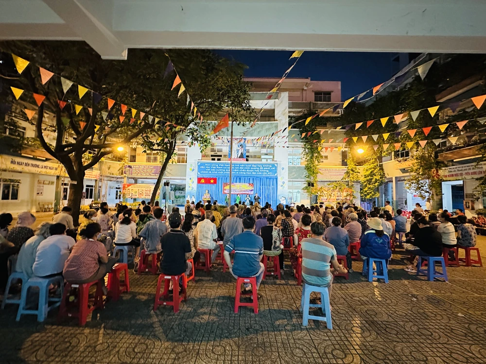 Tổng số tiền trao tặng cho 504 hộ dân là 504 triệu đồng. Ảnh: HUỲNH THƠ