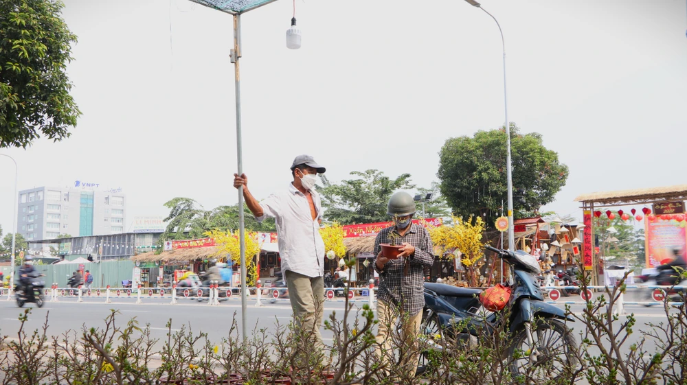 Dù cho năm đó số lượng bán ra ít hay bị lỗ vốn thì anh Khanh cũng nhất định không hạ giá vì như vậy sẽ tạo thói quen cho nhiều người "đợi 30 Tết mới mua hoa cho rẻ". Ảnh: HUỲNH THƠ