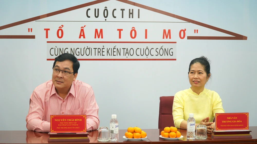 Nhà báo Nguyễn Thái Bình và Nhà văn Trương Gia Hòa. Ảnh: HUỲNH THƠ