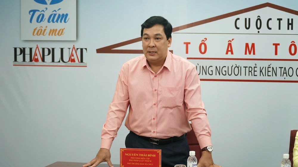 "Qua các bài viết gửi về dự thi, tôi thấy được khao khát của các bạn thí sinh, thấy được tấm lòng và tình yêu của các bạn đối với TP.HCM", ông Bình nói. Ảnh: HUỲNH THƠ