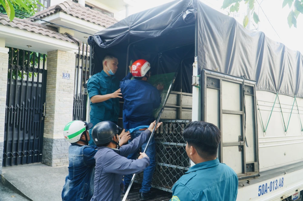 Phường đang triển khai ra quân mỗi tuần 1 đến 2 lần tại các điểm đen trên địa bàn (công viên, khu dân cư,...). Mỗi lần ra quân sẽ từ 10 đến 12 người. Ảnh: HUỲNH THƠ Phường đang triển khai ra quân mỗi tuần 1 đến 2 lần tại các điểm đen trên địa bàn (công viên, khu dân cư,...). Mỗi lần ra quân sẽ từ 10 đến 12 người. Ảnh: HUỲNH THƠ