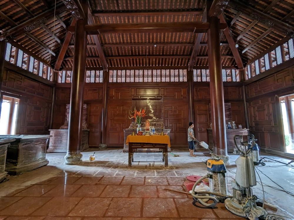 Bên trong chính điện đình An Khánh hiện được đặt bàn thờ tạm. Bàn thờ chính Thần Thành Hoàng bổn cảnh cùng các bàn thờ khác như Tả ban, Hữu ban, Tiền hiền, Hậu hiền, Tiên sư, Bạch mã thái giám, Chiến sĩ trận vong, Bạch hổ Sơn thần... sẽ được di chuyển từ đình cũ qua đây khi công trình hoàn thành trong thời gian sắp tới.Ảnh: BẢO PHƯƠNG