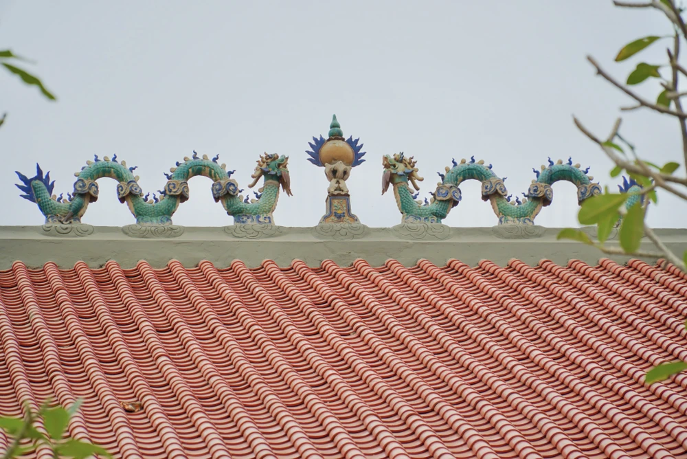 Trên nóc đình có gắn tượng “Lưỡng long tranh châu“ chạm khắc tinh xảo. Ảnh: BẢO PHƯƠNG