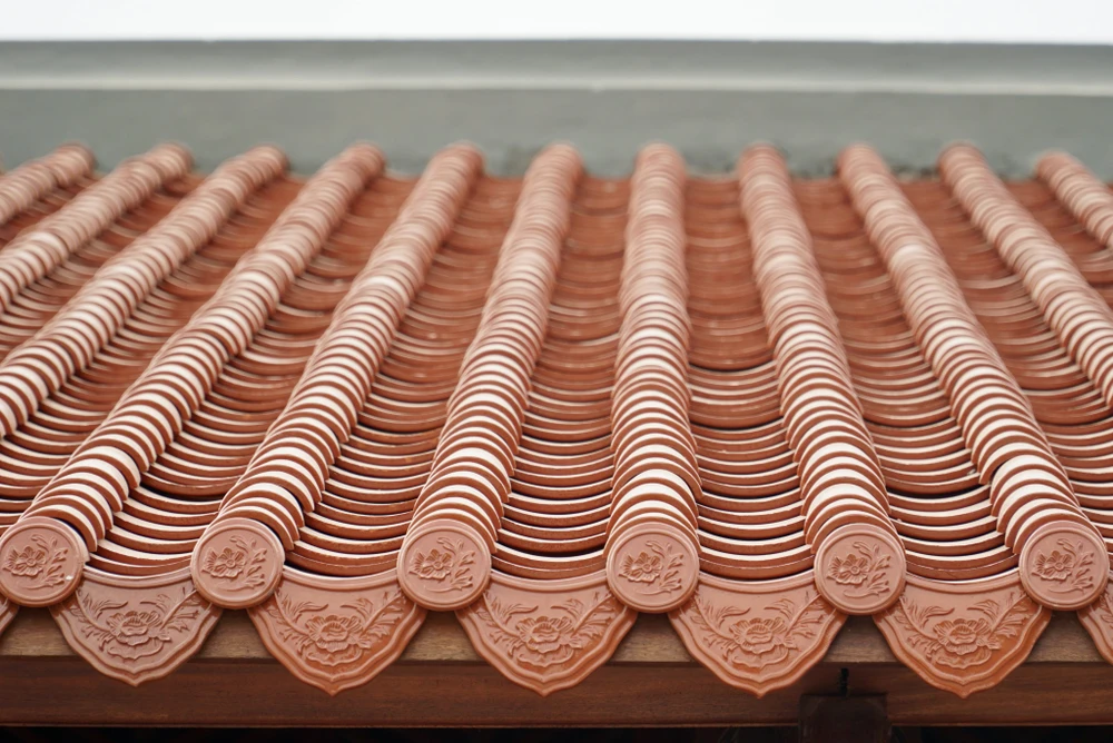 Phần mái được lợp bằng ngói âm dương tráng men mang kiến trúc đình làng truyền thống của vùng Nam Bộ. Ảnh: BẢO PHƯƠNG