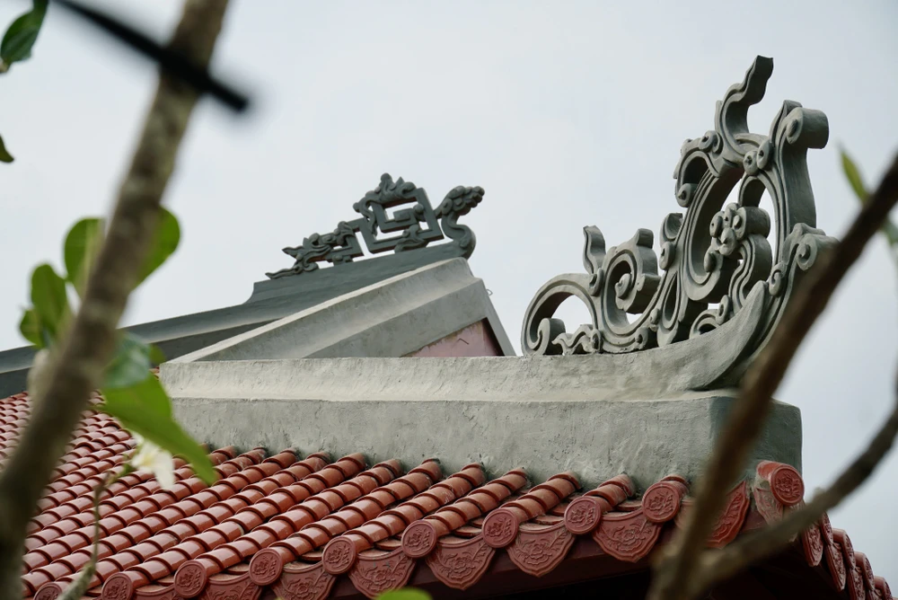 Góc mái đình cũng được thực hiện với kiến trúc đặc trưng của đình chùa. Ảnh: BẢO PHƯƠNG