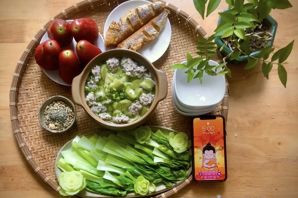 Bữa cơm dự thi chỉ với 42.000 đồng, chị Tuệ Lam dành tặng cho bản thân mình và các con. Ảnh: NVCC