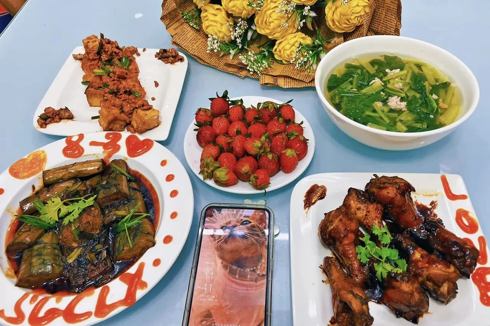 Bữa ăn đơn giản của chị Nguyên Hạnh gửi đến mẹ và cô giáo (Cà tím kho, đậu phụ sốt thịt bầm, gà sốt tiêu đen, canh cải ngọt). Ảnh: NVCC