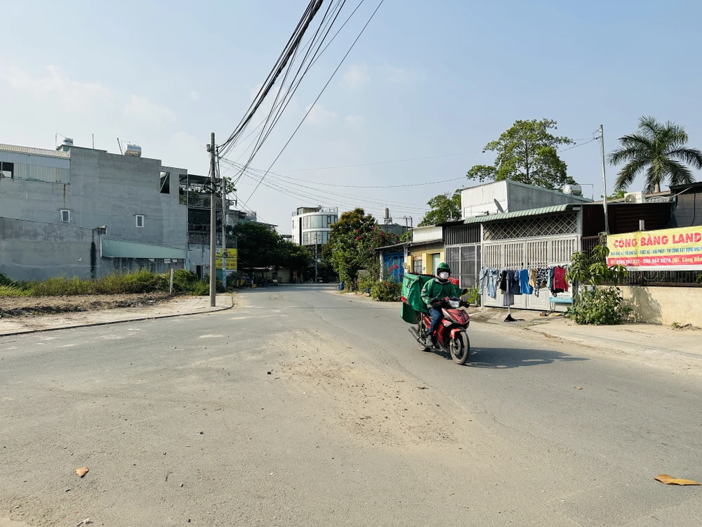 Hai trụ điện đã được di dời. Ảnh: HUỲNH THƠ