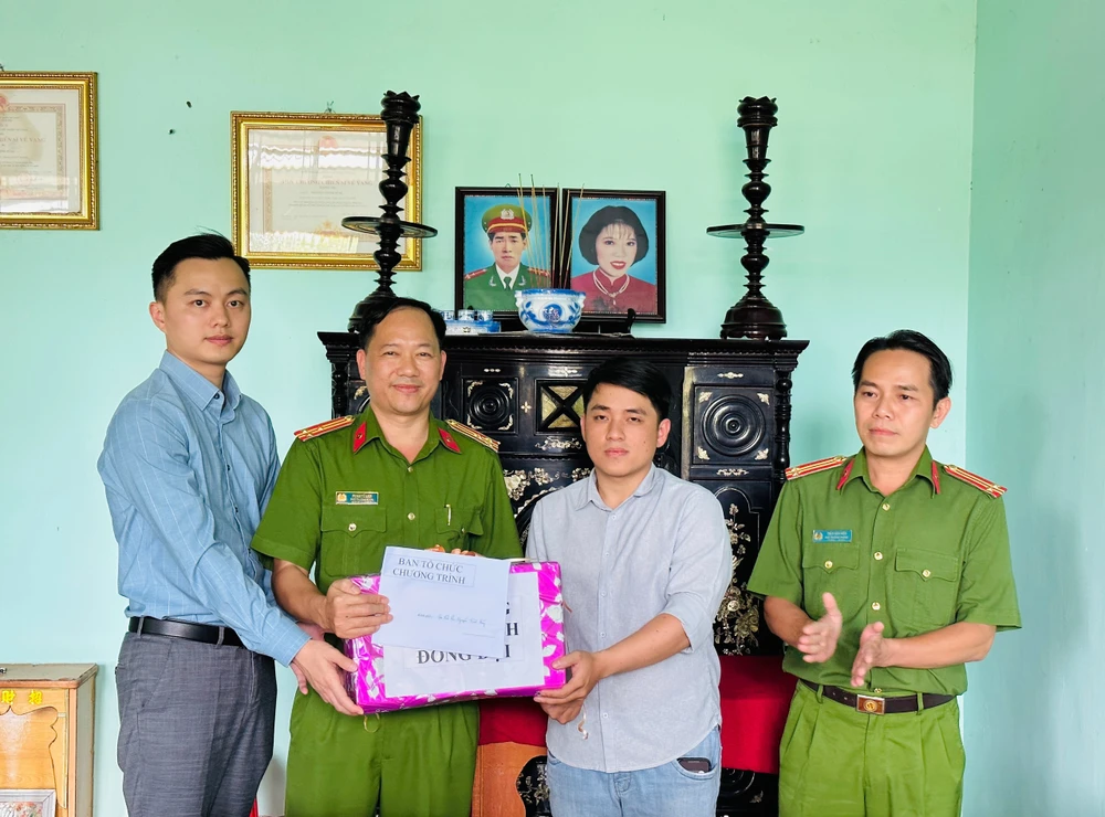 Đoàn công tác tặng quà cho gia đình Liệt sĩ Nguyễn Thành Dũng, nguyên cán bộ Công an quận 11, TP.HCM. Ảnh: HT